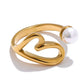 Anillo Abierto de Corazón Asimétrico con Perla en Tono Dorado