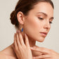 Aretes dorados estilo huggies con colgantes en tonos azules