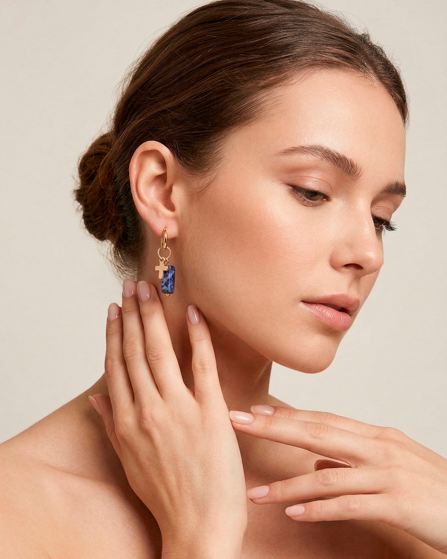 Aretes dorados estilo huggies con colgantes en tonos azules