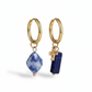 Aretes dorados estilo huggies con colgantes en tonos azules