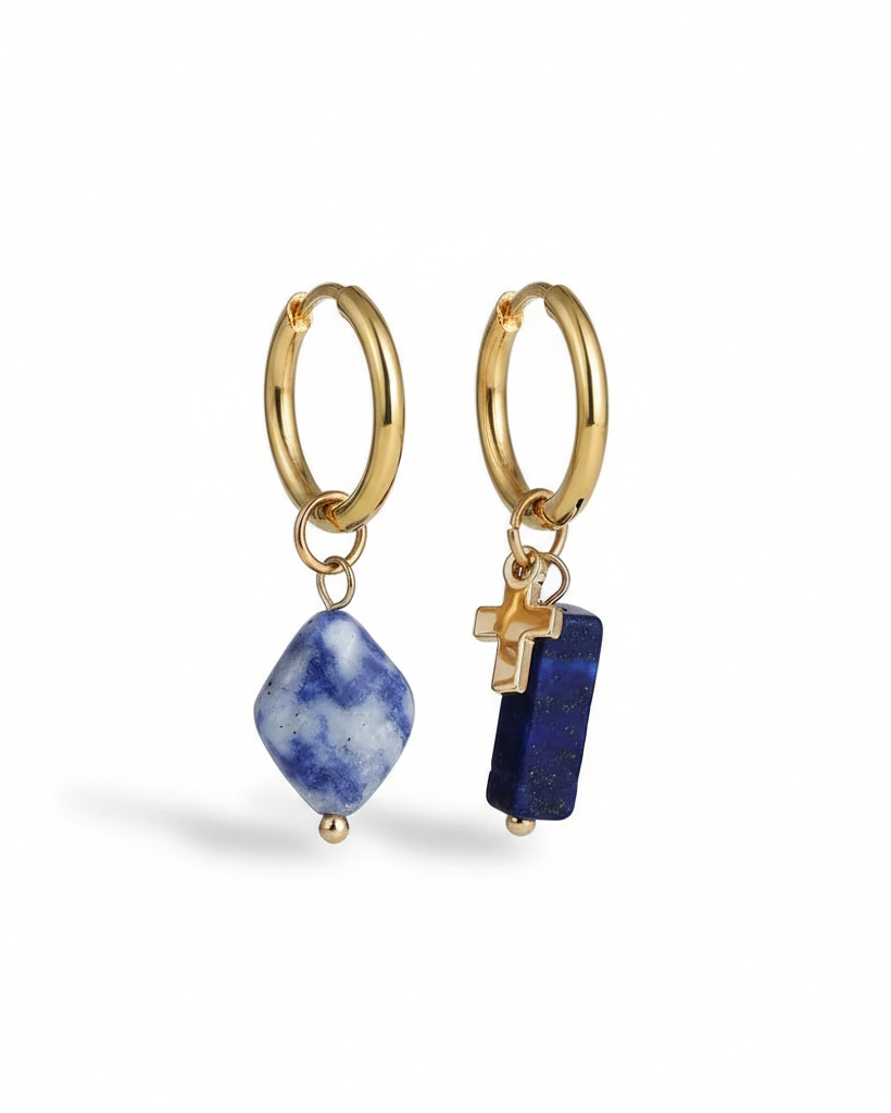 Aretes dorados estilo huggies con colgantes en tonos azules