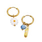 Aretes estilo huggies dorados de acero inoxidable con colgante de flor y piedras azul y amarilla