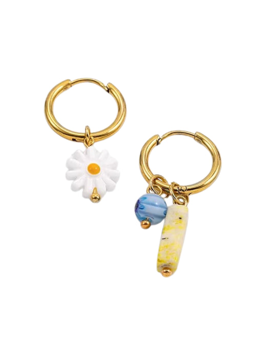 Aretes estilo huggies dorados de acero inoxidable con colgante de flor y piedras azul y amarilla
