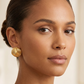 Aretes dorados chunky con relieve