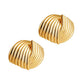 Aretes dorados chunky con relieve