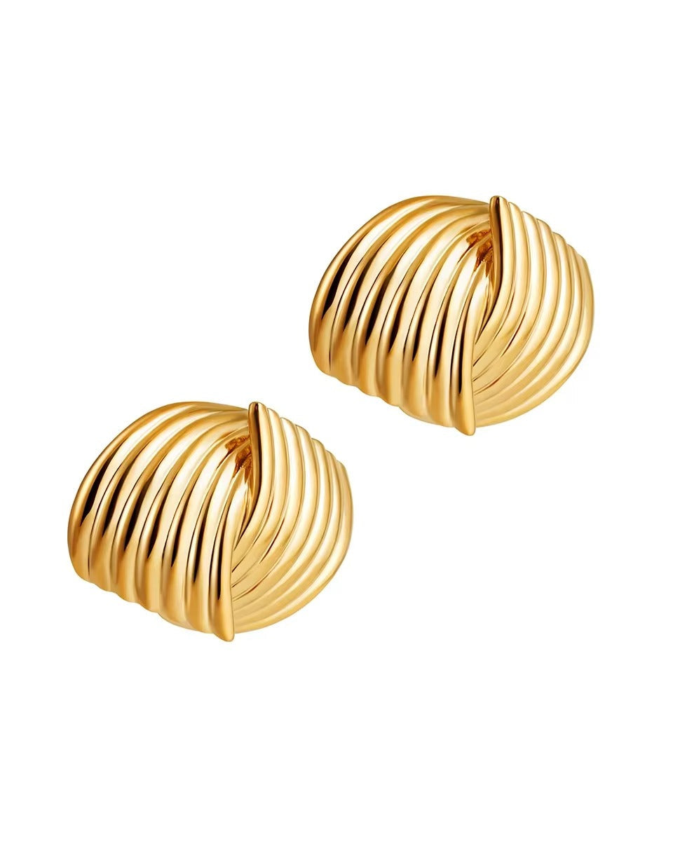 Aretes dorados chunky con relieve