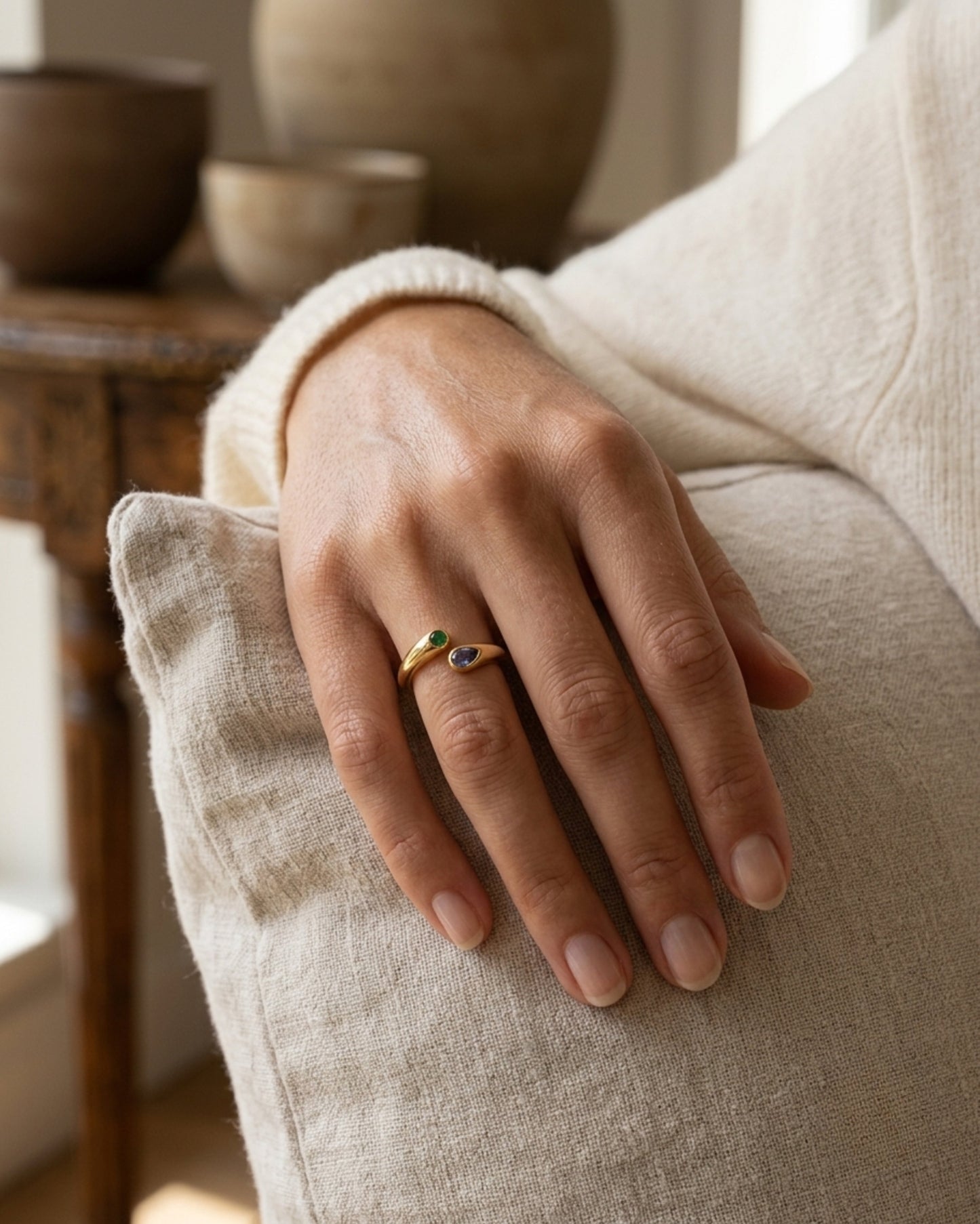 Anillo de Diseño Abierto con Gemas