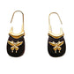Aretes dorados estilo arracada con piedra negra y diseño de mariposa