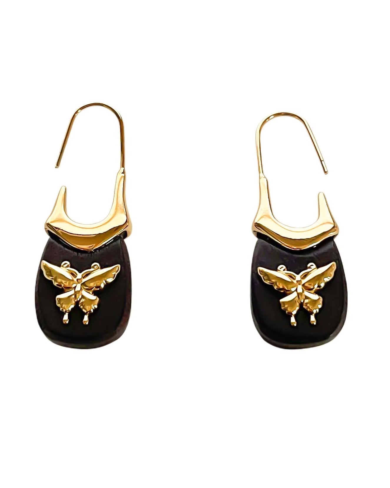 Aretes dorados estilo arracada con piedra negra y diseño de mariposa