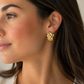 Aretes con textura de eslabones entrelazados en relieve