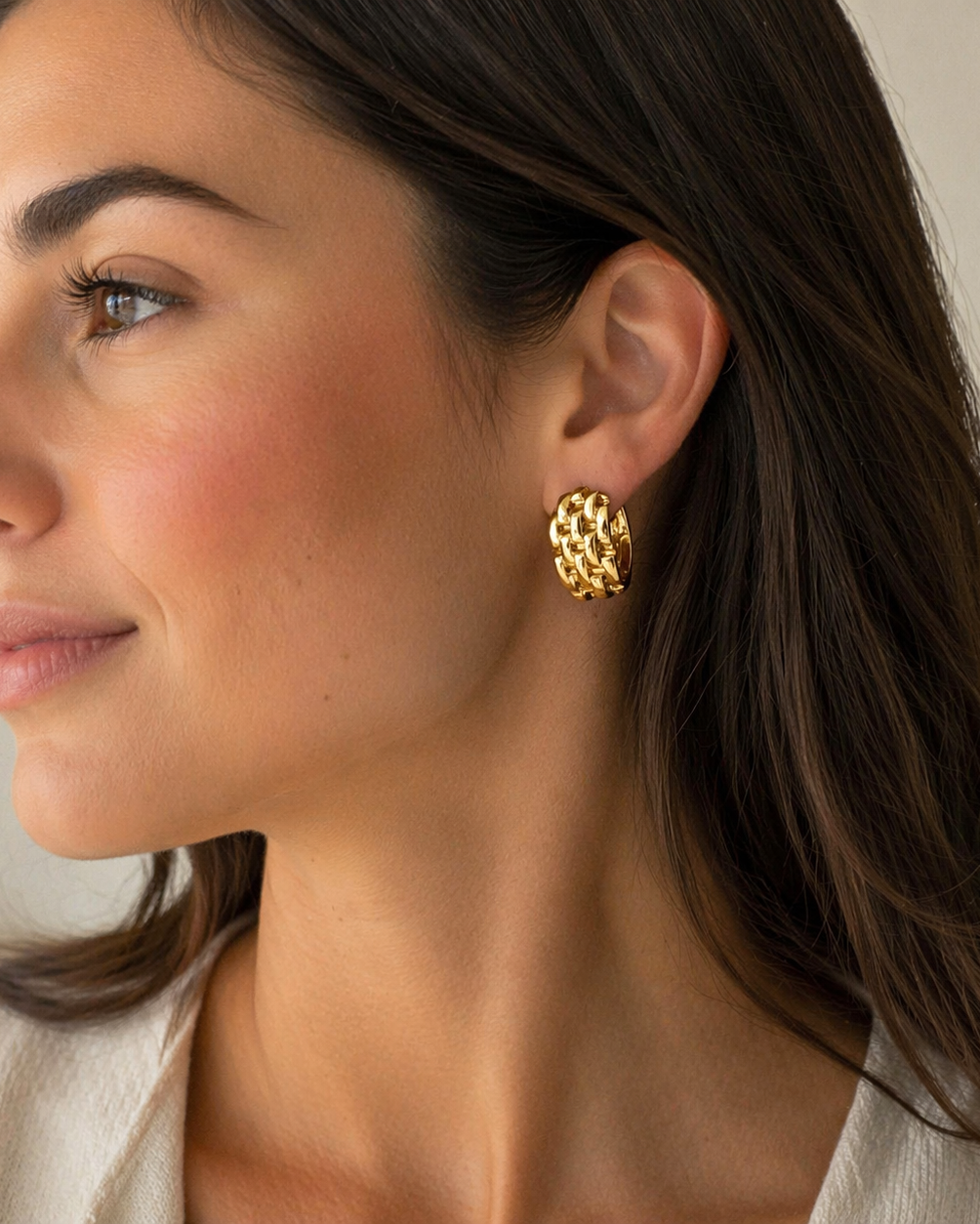 Aretes con textura de eslabones entrelazados en relieve