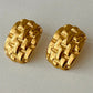 Aretes con textura de eslabones entrelazados en relieve