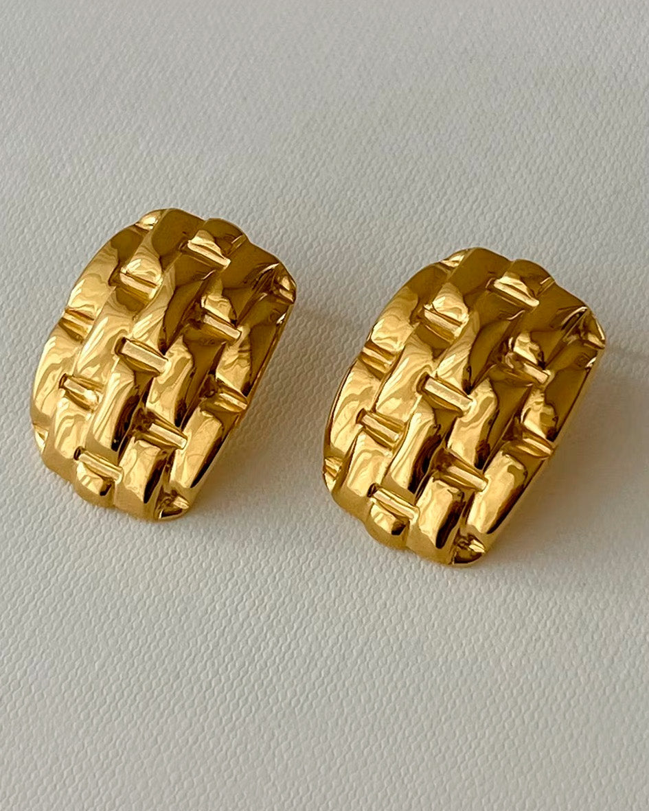 Aretes con textura de eslabones entrelazados en relieve