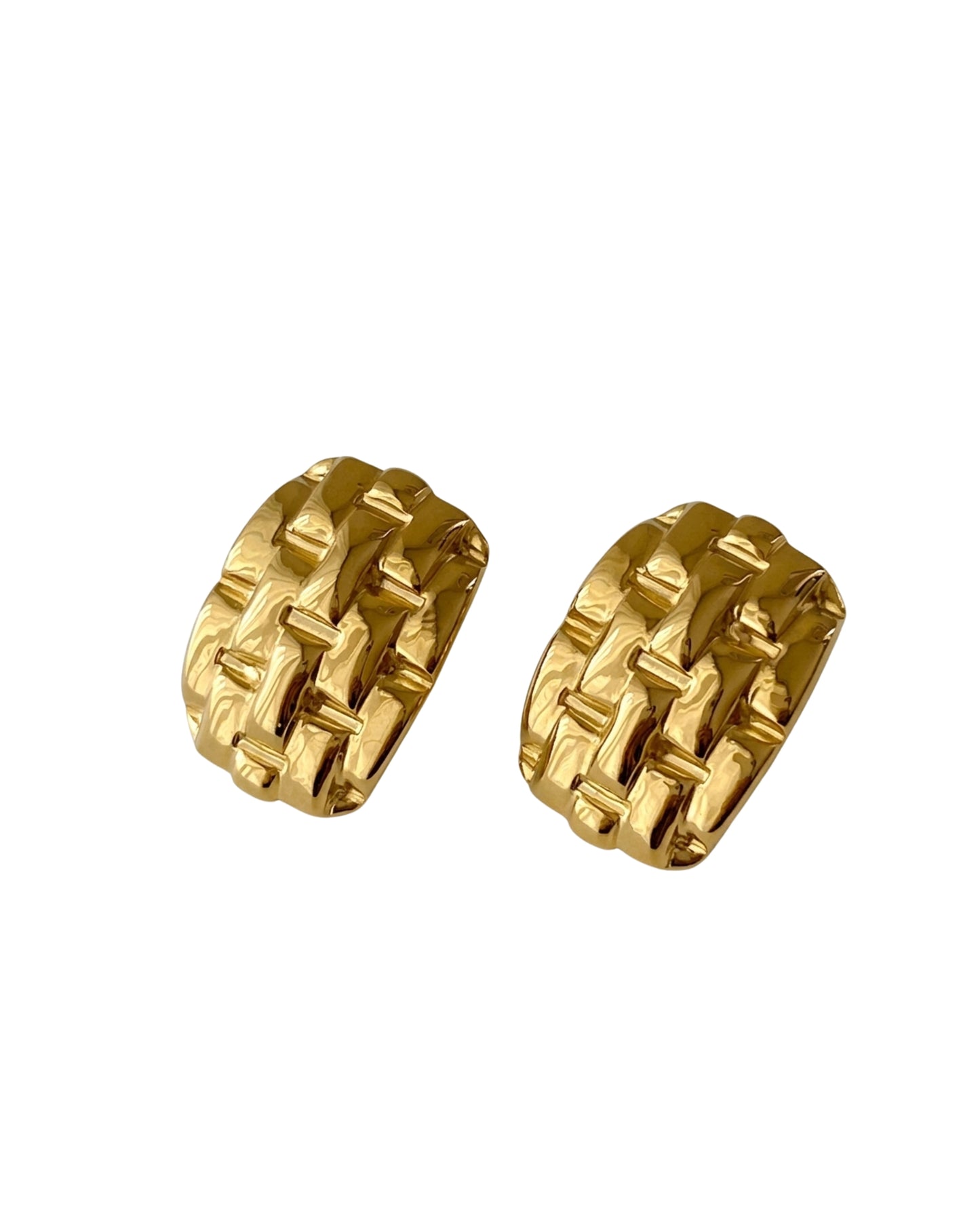 Aretes con textura de eslabones entrelazados en relieve