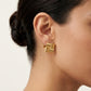 Aretes cuadrados con grabado lineal y textura entrelazada
