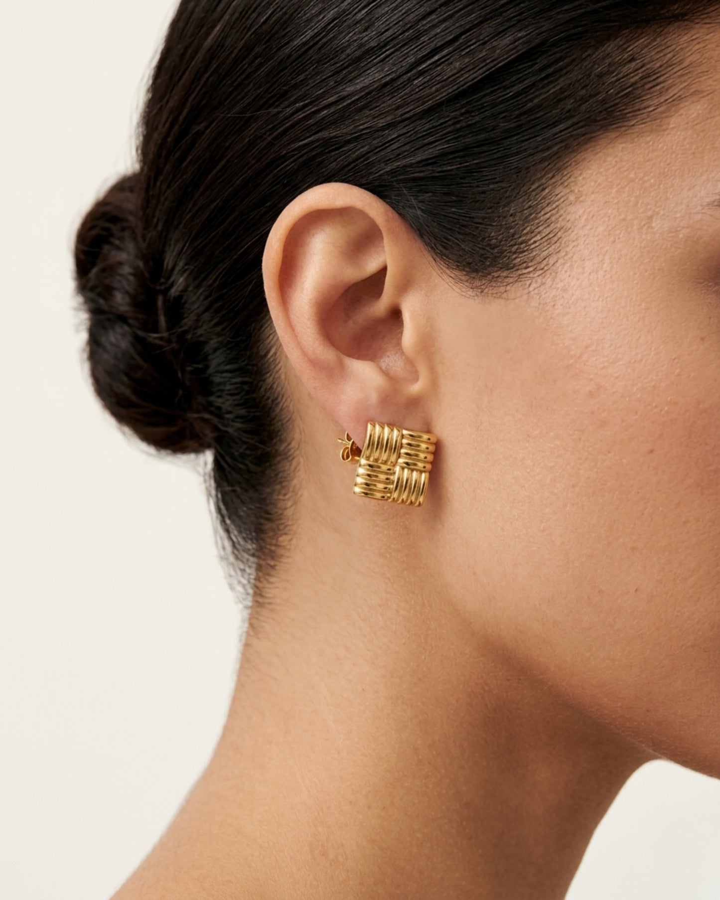 Aretes cuadrados con grabado lineal y textura entrelazada
