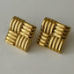 Aretes cuadrados con grabado lineal y textura entrelazada