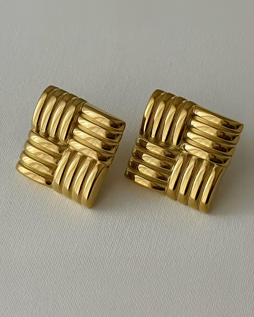 Aretes cuadrados con grabado lineal y textura entrelazada
