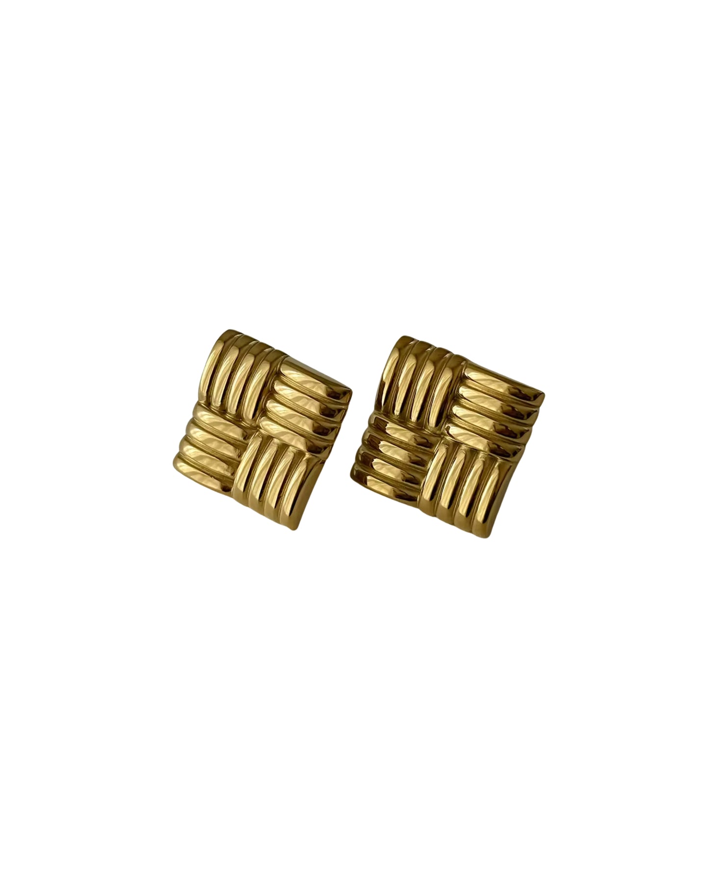 Aretes cuadrados con grabado lineal y textura entrelazada