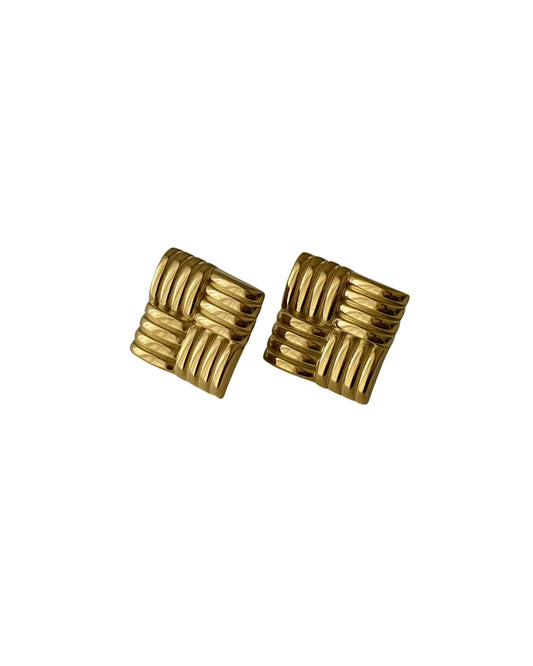 Aretes cuadrados con grabado lineal y textura entrelazada