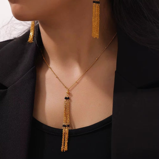 Arete bohemio en color dorado con negro, de tipo drop earrings.