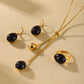 Arete bohemio en color dorado con negro, de tipo drop earrings.