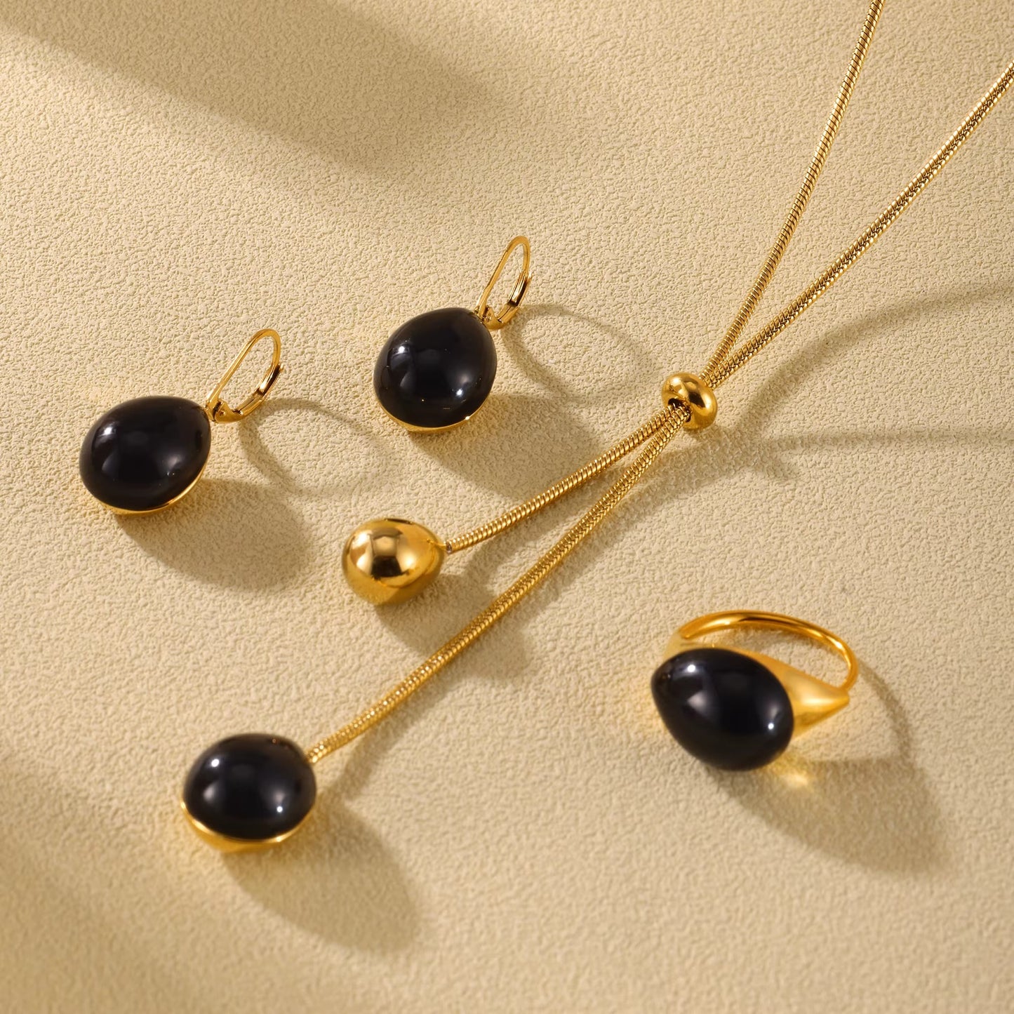 Arete bohemio en color dorado con negro, de tipo drop earrings.