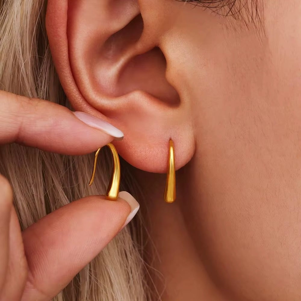 Arete moderno en color dorado, de tipo drop earrings.