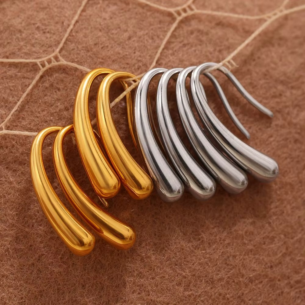 Arete moderno en color dorado, de tipo drop earrings.