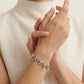 Pulsera de eslabones circulares con dijes de gota en plateado