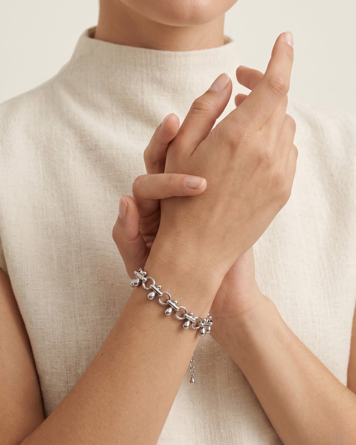 Pulsera de eslabones circulares con dijes de gota en plateado