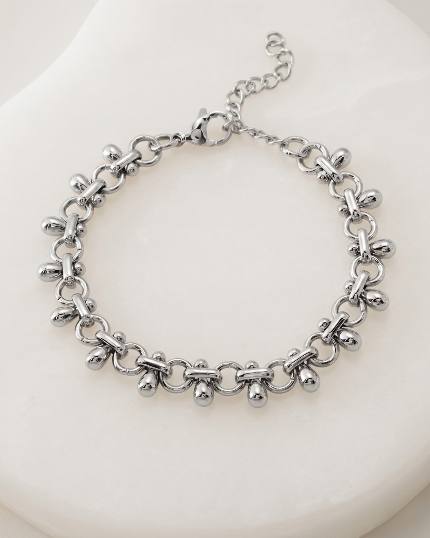 Pulsera de eslabones circulares con dijes de gota en plateado