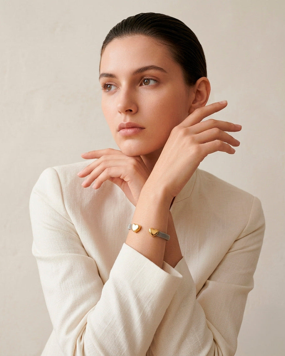 Brazalete mesh bitono con terminales de corazón