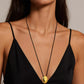 Collar con cordon negro y ovalo dorado