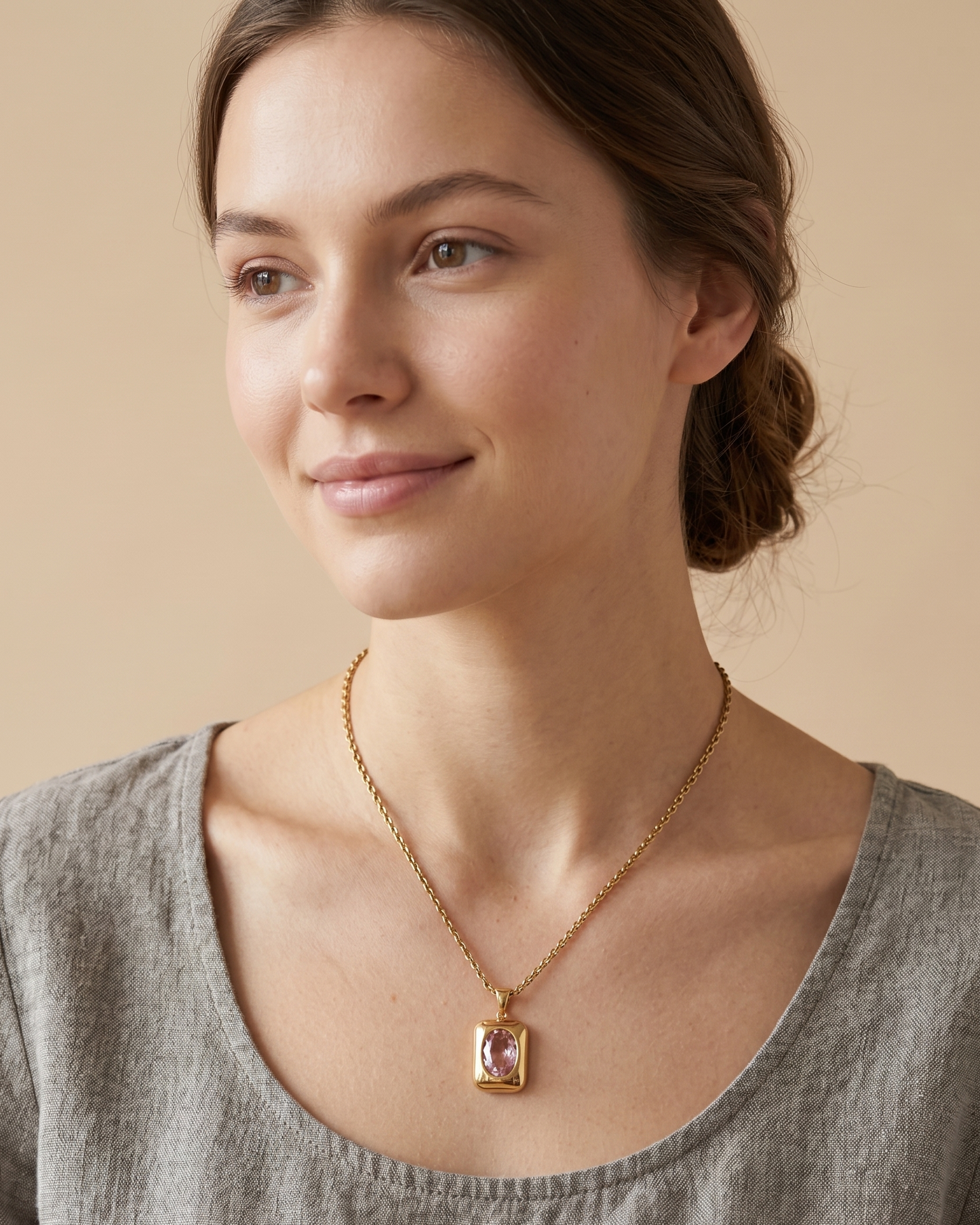 Collar con Medallón de Cristal Rosa