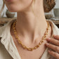 Collar Dorado de Eslabones en U de Inspiración Industrial