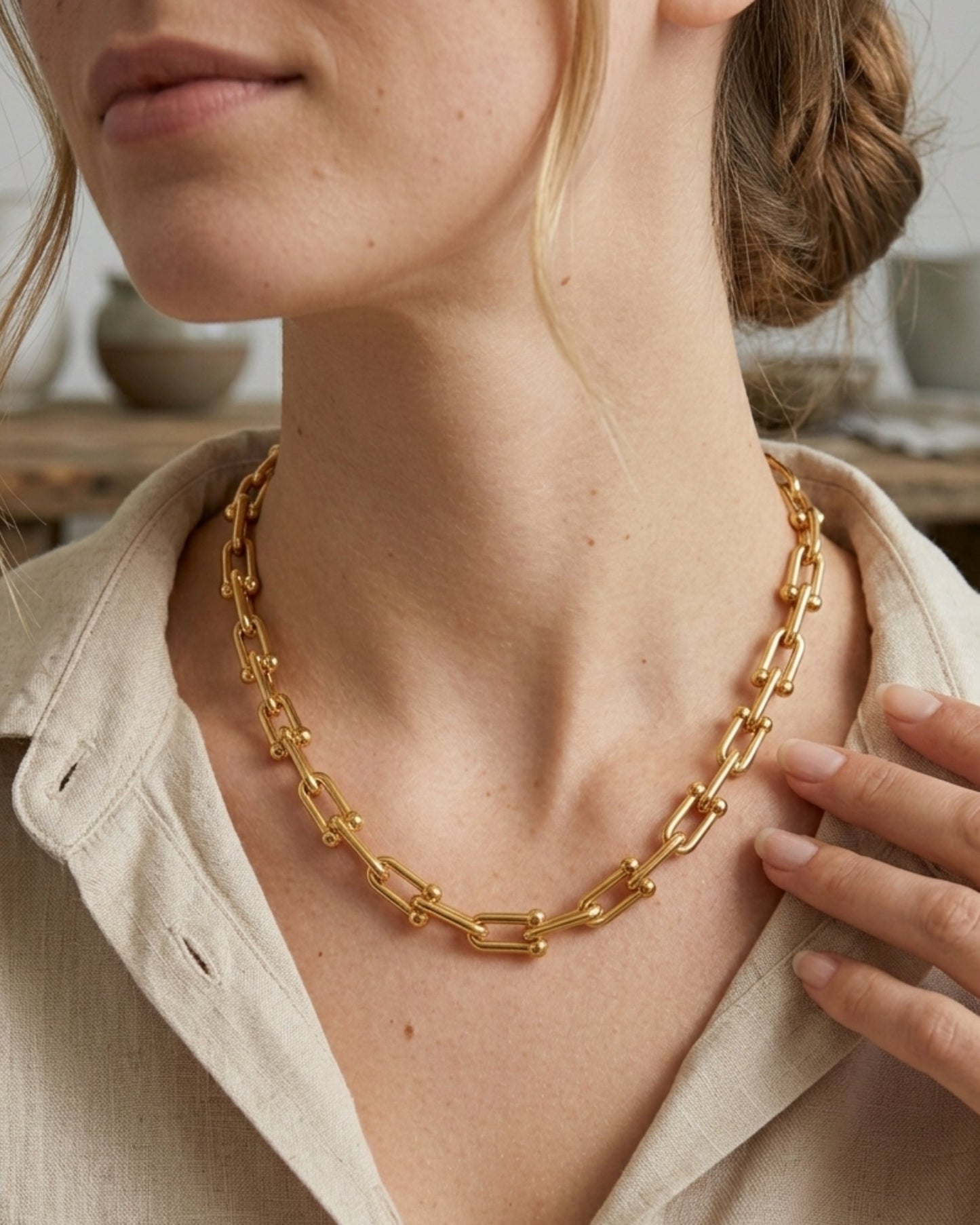 Collar Dorado de Eslabones en U de Inspiración Industrial