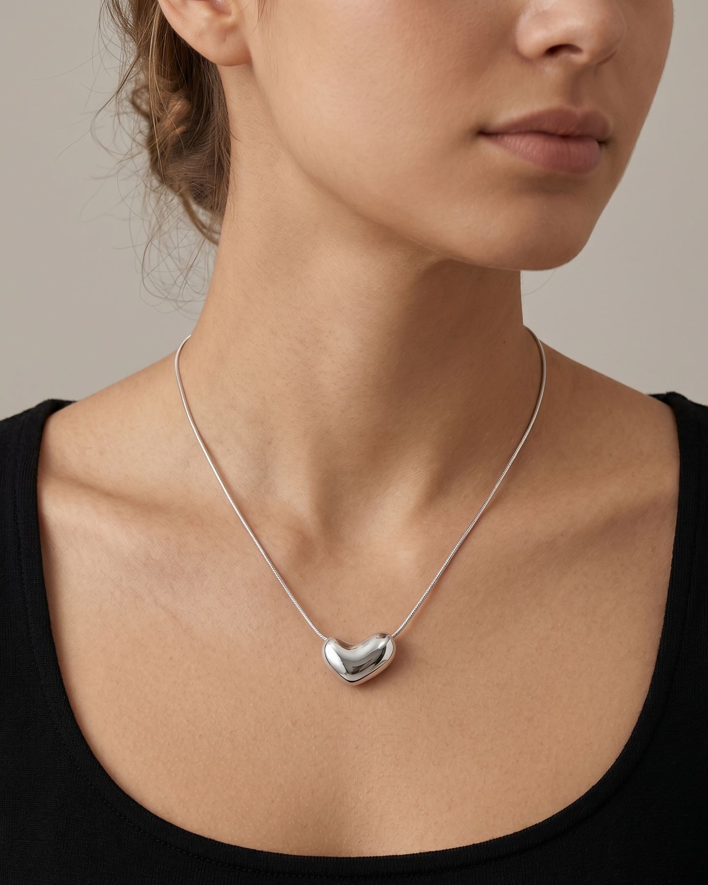 Collar de Cadena Fina y Dije Escultórico