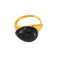 Anillo dorado con piedra de gota color negro, de tipo ajustable.