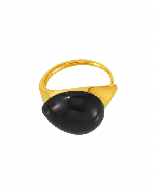 Anillo dorado con piedra de gota color negro, de tipo ajustable.