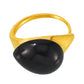 Anillo dorado con piedra de gota color negro, de tipo ajustable.