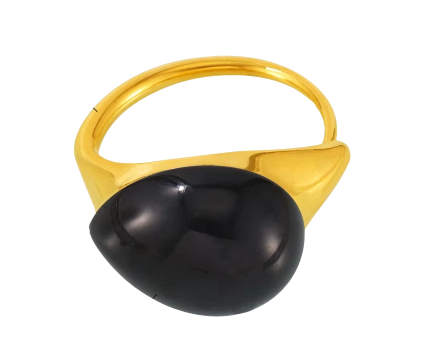 Anillo dorado con piedra de gota color negro, de tipo ajustable.