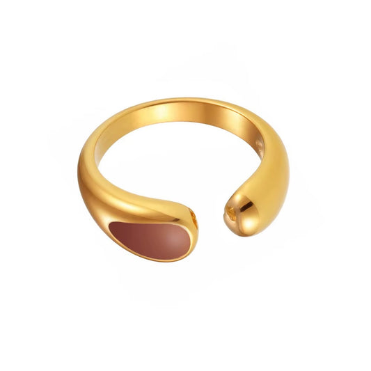Anillo abierto en color dorado y rojo, de tipo ajustable.