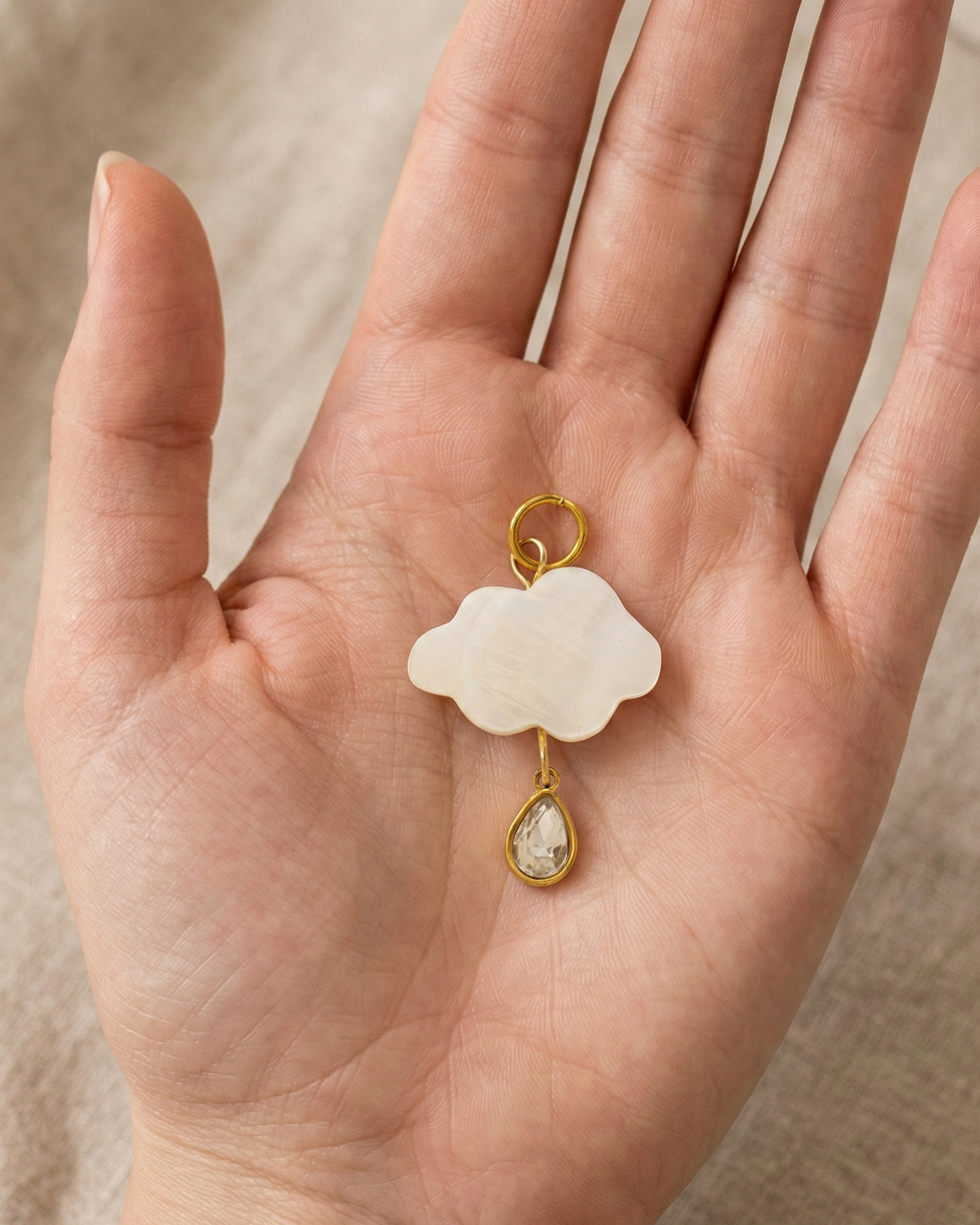 Dije con gota y nube, color blanco y dorado