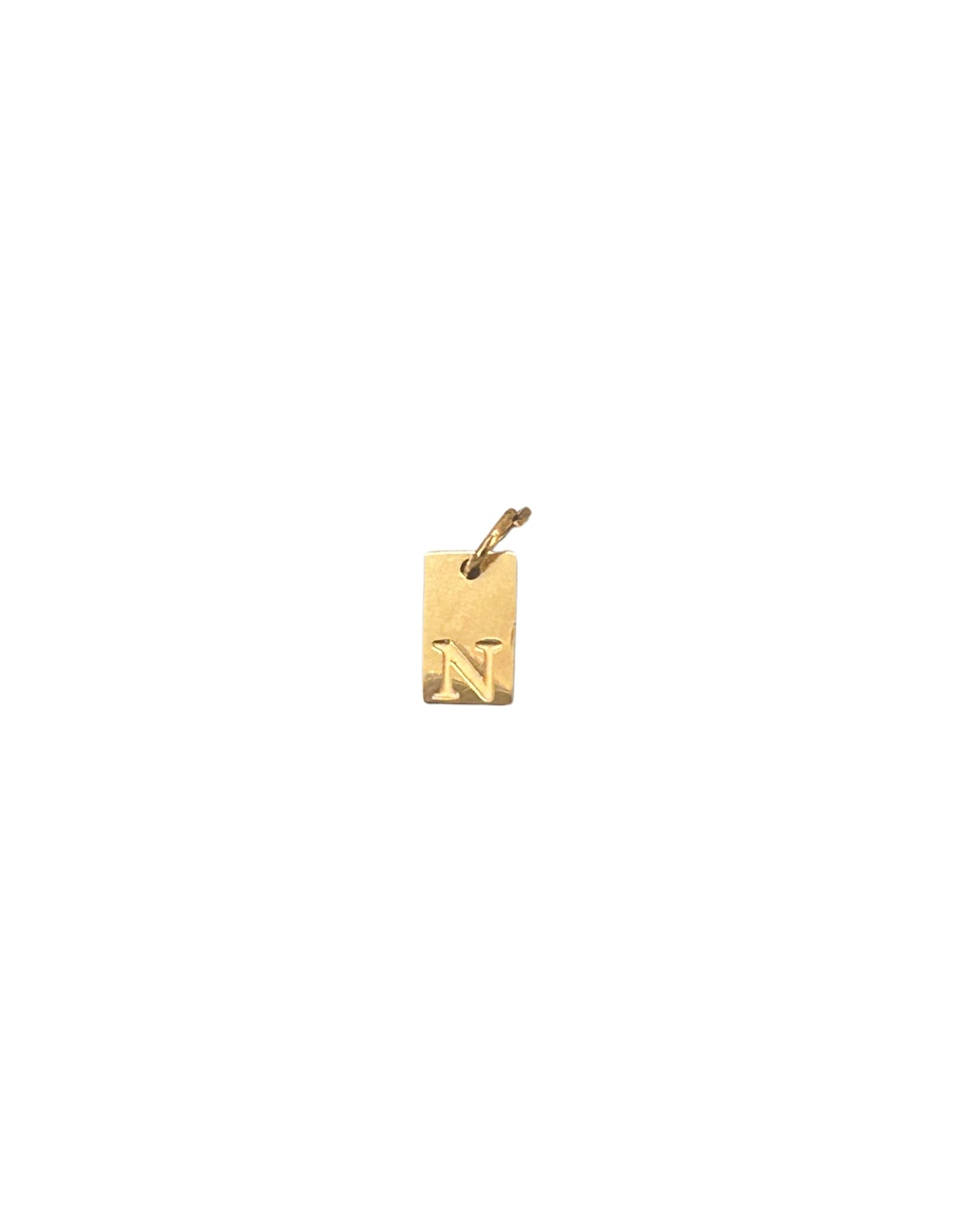 Dije de placa rectangular dorada con inicial grabada