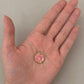 Dije de moneda con esmalte rosa y media luna en dorado