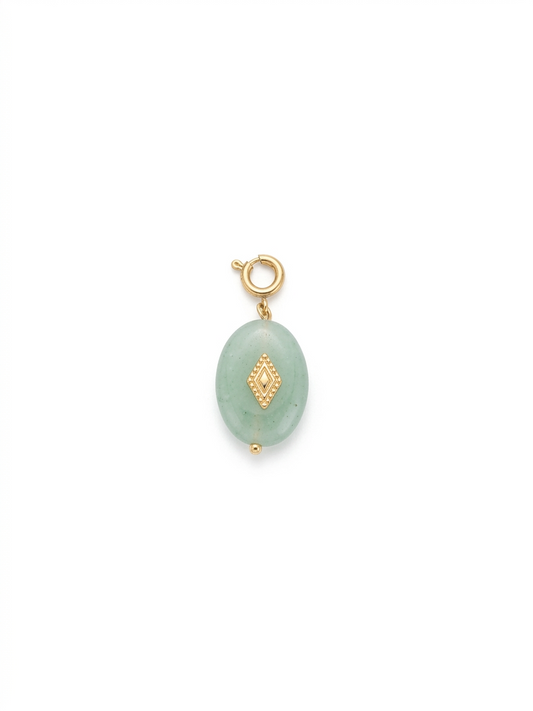 Dije de venturina verde con rombo granulado en dorado