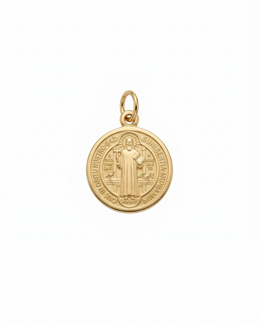 Medalla de San Benito con inscripciones en relieve en oro