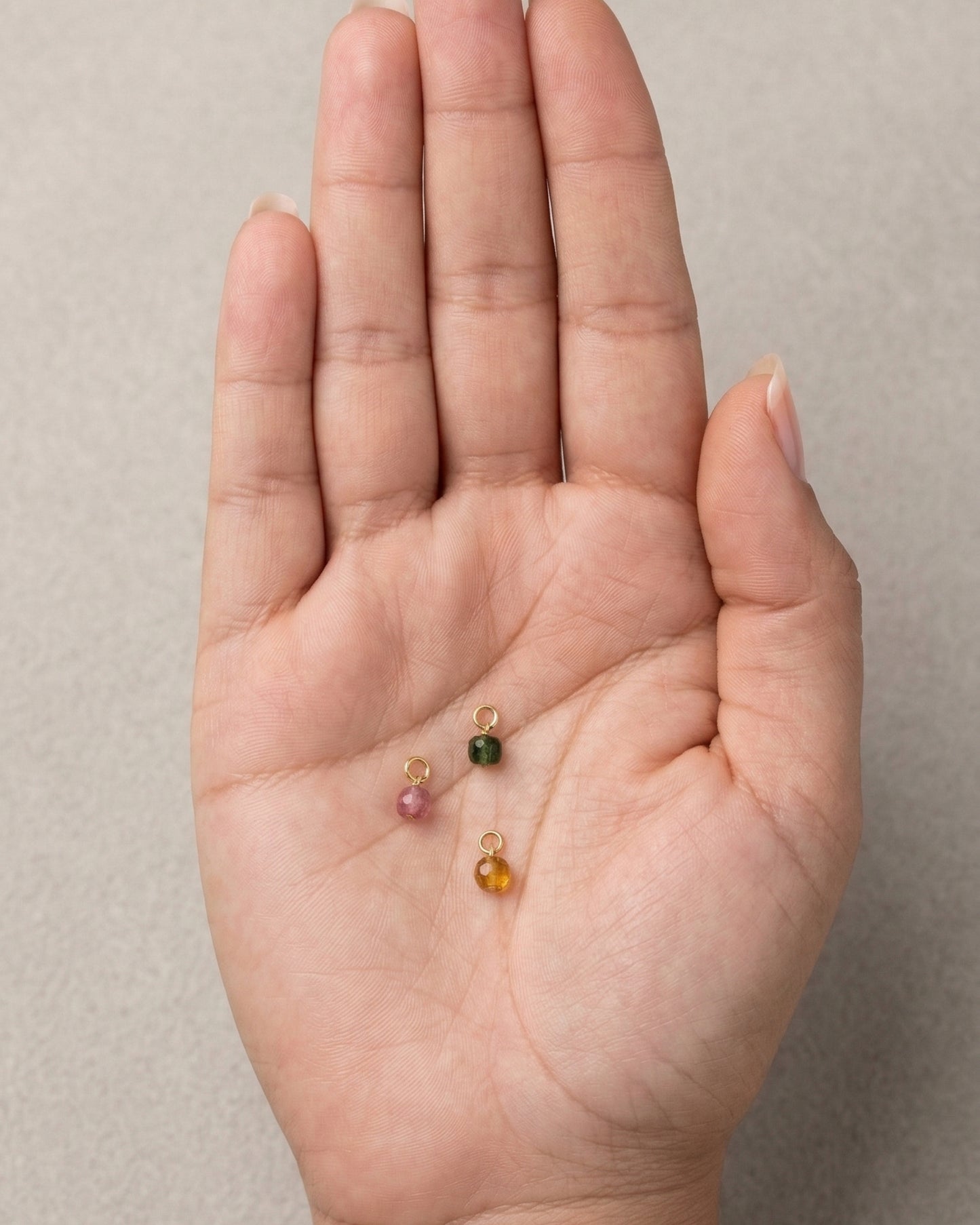 Dijes de micro-piedra con montura en dorado
