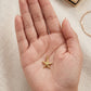 Dije de estrella de mar dorada con textura